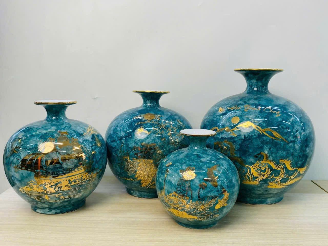 Bình Hút Lộc Vẽ Vàng Nhũ Kim – Tinh Hoa Hội Tụ - Image 3